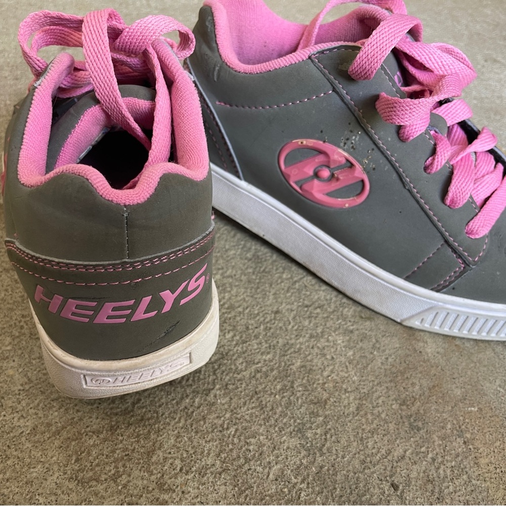 PINK AND GRAY HEELYS SIZE 3